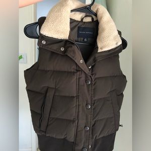 Banana Republic Olive Green Puffer Vest in XS